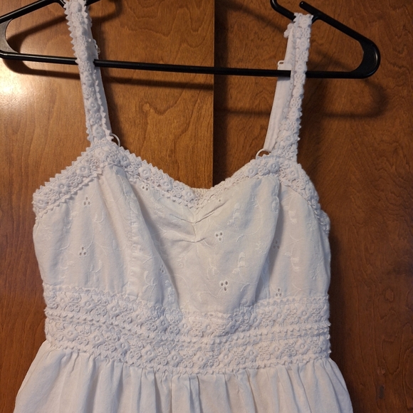 Elegant White Lace Trim Dress - Picture 4 of 8
